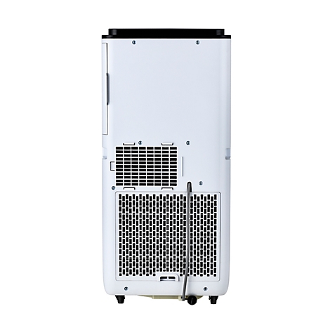 Achteraanzicht van een witte airconditioner met een zwarte bovenkant en ventilatieroosters. Een zilveren buis loopt naar beneden.