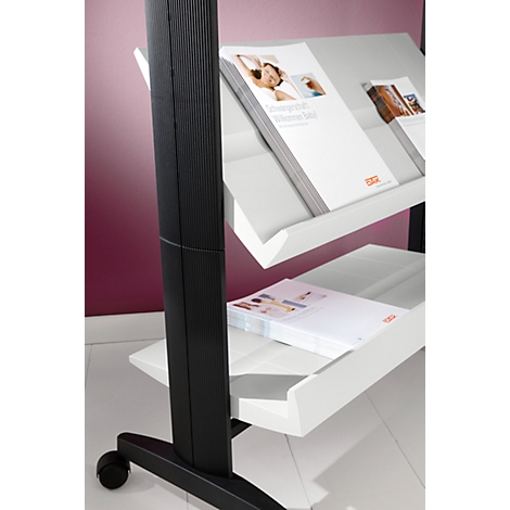 Zwart rek met witte lade gevuld met brochures. De standaard heeft wielen, de achtergrond is paars.