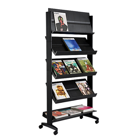 Zwart, rollend boekenrek met boeken van verschillende kleuren, titels en formaten.