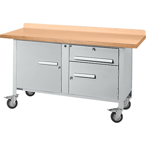 Werkbank met lichtbruin houten blad, grijze metalen kasten en lades, op wielen.