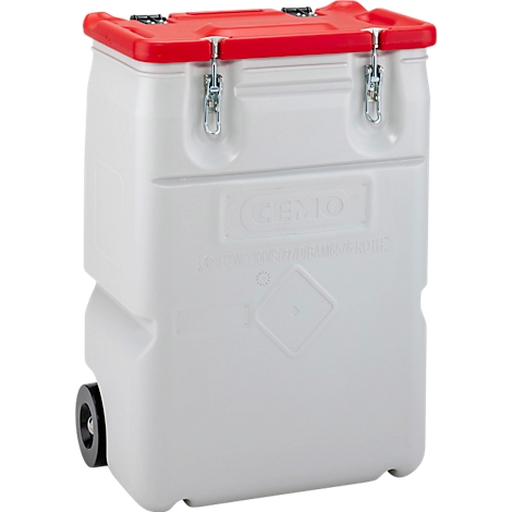 Weißer, rechteckiger Container mit rotem Deckel und Verschlüssen. Zwei Räder unten, Gefahrgut-Kennzeichnung.