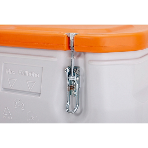 Detailaufnahme einer weißen Plastikbox mit einem orangefarbenen Deckel. Ein silberfarbener Verschluss wird durch ein Scharnier am Deckel befestigt. Aufschrift: Max. Füllhöhe.