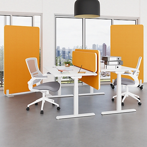 Büro mit weißen Schreibtischen, Bürostühlen, orangefarbenen Trennwänden und Blick auf eine Stadt.