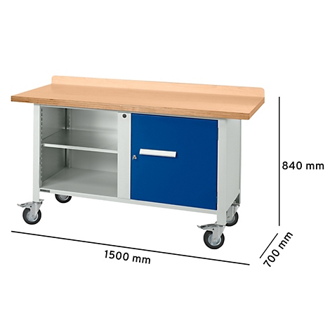 Werkbank mit Holztischplatte, blauem Schrank, grauen Regalen und Rollen. Maße: 1500 mm x 700 mm x 840 mm.