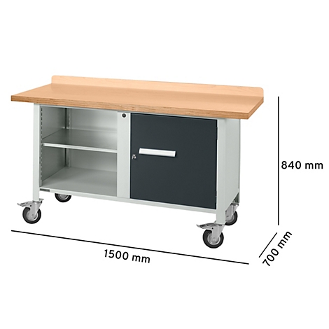 Werkbank mit Holzplatte, grauen Stahlrahmen, grauer Schranktür und Rollen. Maße: 1500 x 700 x 840 mm.