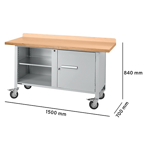 Werkbank mit Holzplatte und Metallschrank, Maße 1500 x 700 x 840 mm. Graue Türen, offene Fächer und Rollen.