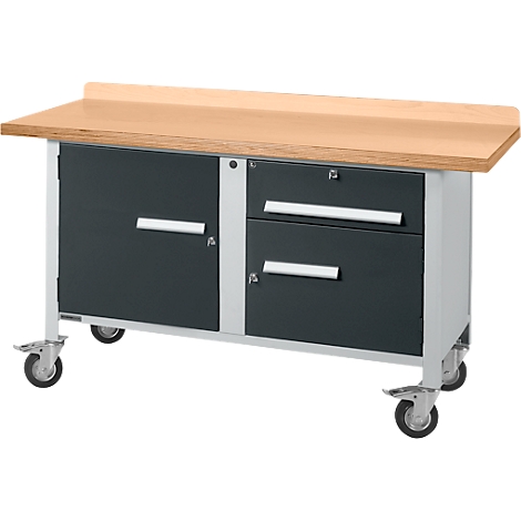 Werkbank mit Rollen. Oberseite aus Holz, darunter Schränke und Schubladen in Grau, die an einem weißen Metallgestell befestigt sind.