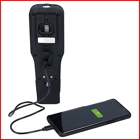 Schwarze Taschenlampe lädt Smartphone. Auf dem Smartphone ist ein Ladesymbol zu sehen.