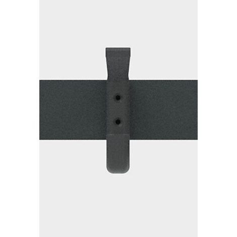 Draufsicht auf eine schwarze Metallhalterung. Ein senkrechter Bügel mit zwei Löchern ist an einer horizontalen Platte befestigt.