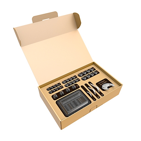 Geöffnete Verpackung mit Werkzeugen und Zubehör, darunter Schrauben, Hebel und ein Werkzeug mit Aufschrift.