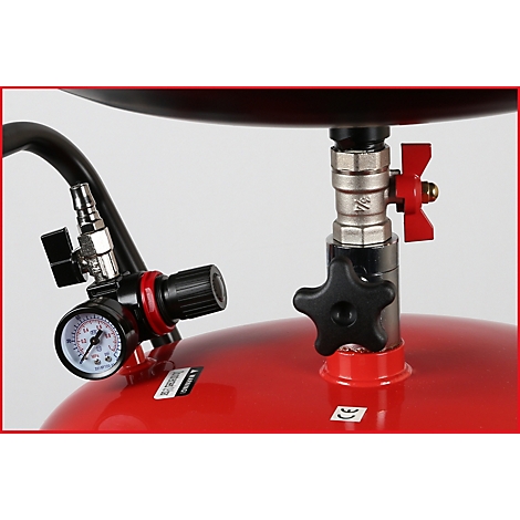 Nahaufnahme eines roten Druckbehälters mit schwarzen und silbernen Metallkomponenten. Ein Manometer und Ventile sind deutlich zu sehen.