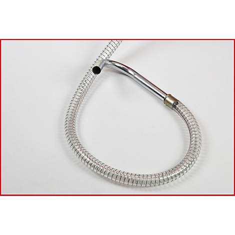 Ein durchsichtiger Schlauch mit silberfarbenem, gebogenem Endstück, liegt auf weißem Untergrund.