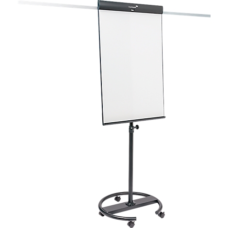 Ein Flipchart-Ständer mit weißem Papier auf einem schwarzen Ständer mit Rollen.