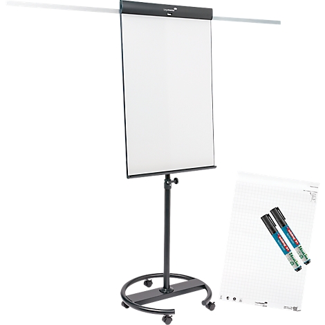 Ein Flipchart auf Rollen, mit Papier, zwei Stiften und einem Block. Das Papier ist weiß und die Stifte sind blau.