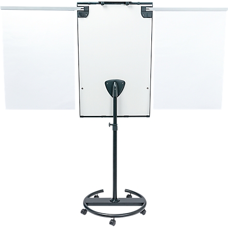 Whiteboard mit ausklappbaren Seitenflügeln, auf einem schwarzen, rollbaren Ständer.