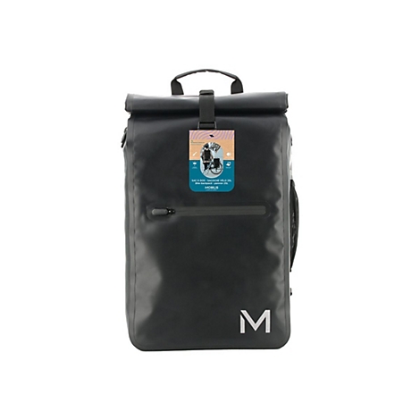 Sac à dos de vélo noir avec fermeture à enroulement. Sur le devant, une étiquette avec des informations sur le produit et le logo.