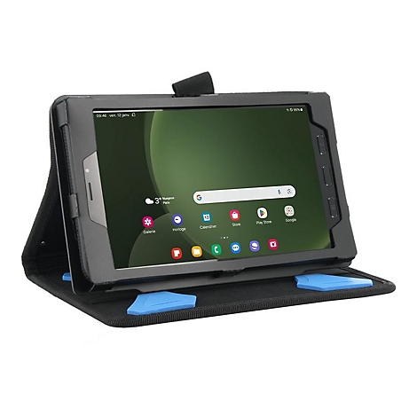 Schwarze Tablet-Hülle mit Tablet, Display mit App-Symbolen. Blaue Halterungen und Verschluss. Wetteranzeige: 3 Grad, bewölkt.