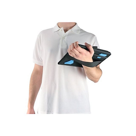 Ein Mann hält ein Tablet mit Handgelenk-Halterung. Schwarzes Tablet, blau Akzente. Person trägt ein weißes Polo-Shirt.