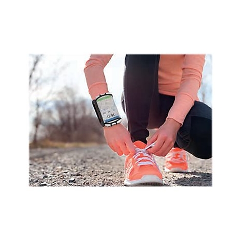 Läuferin bindet sich die Schuhe; am Handgelenk trägt sie ein Smartphone in einer Halterung.