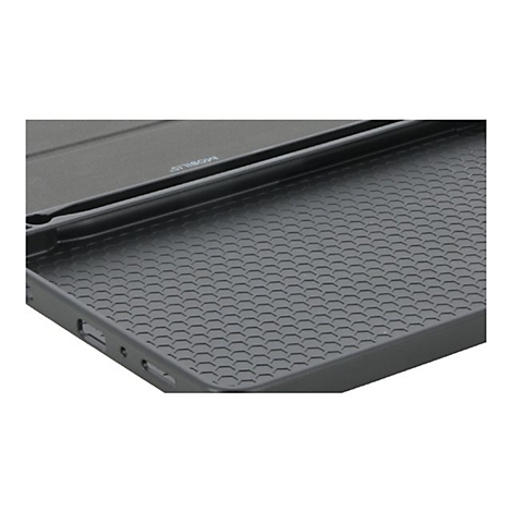 Nahaufnahme einer schwarzen Tablet-Hülle mit Wabenmuster. Links sind Öffnungen für Anschlüsse zu sehen.