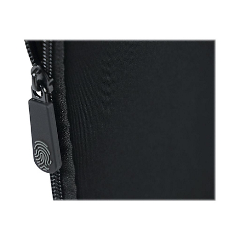 Naheinstellungsansicht eines schwarzen Reißverschlusses mit Fingerabdruck-Logo an einer schwarzen Stofftasche.