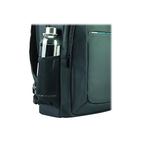 Ein schwarzer Rucksack mit einer Wasserflasche aus Glas und Metall in einer Seitentasche.