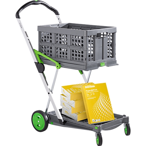 Un chariot de transport gris avec des accents verts, chargé de papier et d'un panier pliable gris.