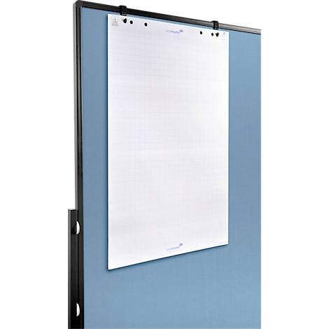 Ein weißes Flipchart-Papier mit feinem Raster hängt an einer blauen Flipchart-Tafel.