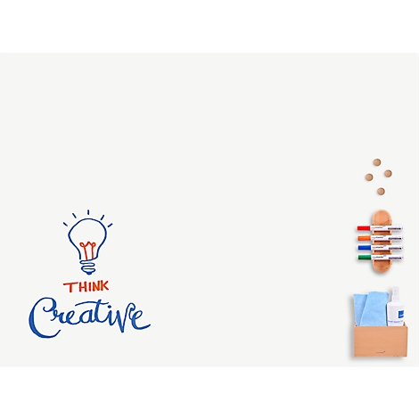 Tableau blanc avec une ampoule et le texte "Think Creative", stylos, chiffon et nettoyant.