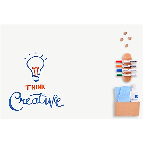 Esquisse d'une ampoule avec l'inscription "Think Creative" à côté. A droite des stylos, des chiffons, un produit de nettoyage.
