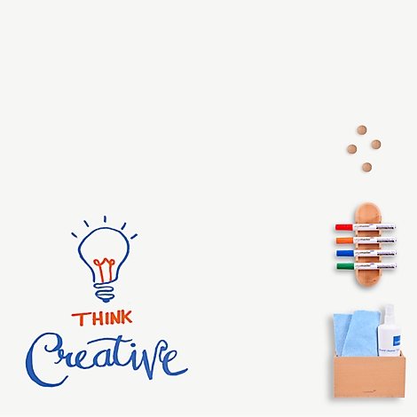 Tableau blanc avec les mots "Think Creative", une ampoule, des stylos, des aimants et des produits de nettoyage.