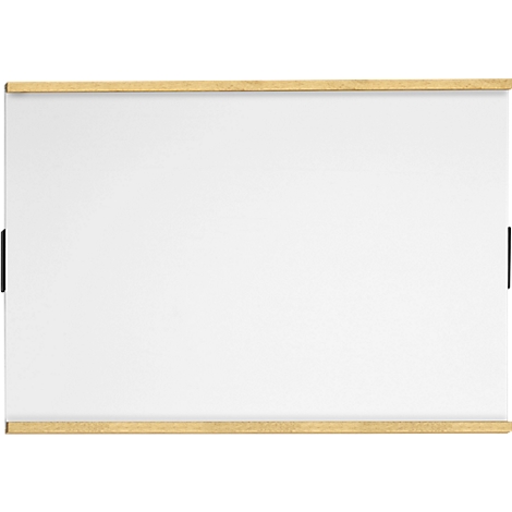 Un tableau rectangulaire blanc avec des bandes de bois en haut et en bas et des supports noirs sur les côtés.