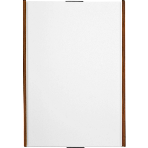 Tableau blanc avec cadre en bois. Accents noirs en haut et en bas.