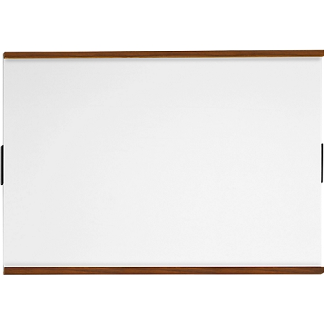 Une affiche blanche avec des bandes de bois en haut et en bas, et des supports noirs sur les côtés.