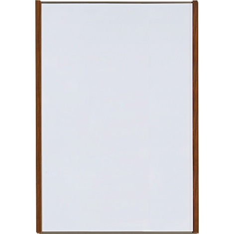 Un tableau blanc rectangulaire avec un cadre en bois marron.