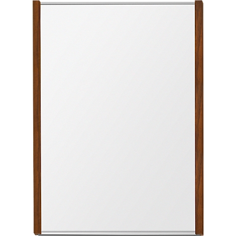 Tableau blanc avec un cadre en bois. Forme rectangulaire. Orientation verticale.