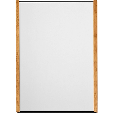 Tableau blanc avec cadre en bois et bordure noire.