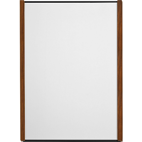 Tableau blanc avec cadre en bois et bord noir.