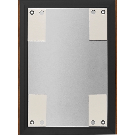 Un miroir rectangulaire avec un cadre noir. Quatre cartes beiges avec des trous sont fixées aux coins.
