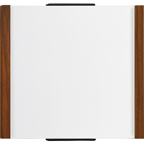 Papier blanc avec cadre en bois et supports noirs aux extrémités supérieure et inférieure.