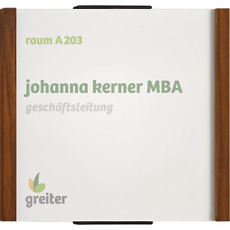 Panneau avec nom et fonction : Johanna Kerner, MBA, Direction. Salle A203. Logo de Greiter.