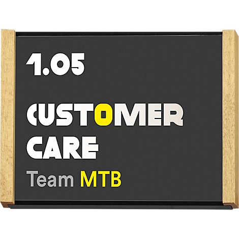 Panneau noir avec cadre doré, inscription '1.05' et 'CUSTOMER CARE Team MTB'