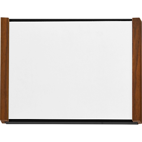 Un tableau magnétique blanc avec un cadre en bois. Le cadre est marron, le cadre est noir.