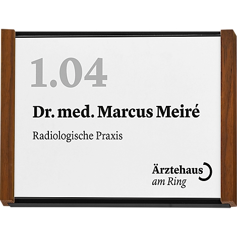 Panneau avec l'inscription : 1.04 Dr. med. Marcus Meiré, Radiologische Praxis, Ärztehaus am Ring.