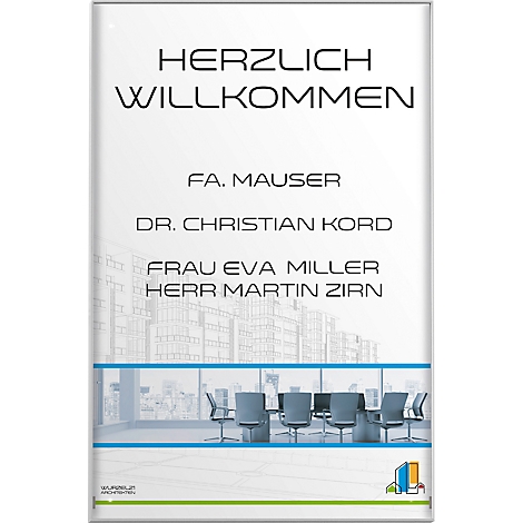 Willkommensschild mit Text: "HERZLICH WILLKOMMEN", Namen und einem Hintergrund mit Büros und Besprechungsräumen.