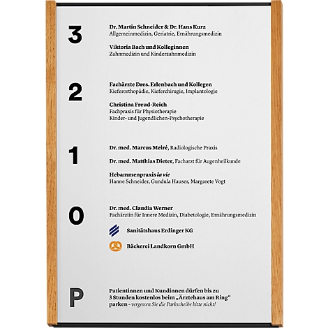 Bord met alfabetisch geordende medische praktijken, een medische hulpmiddelenwinkel en een bakkerij. Bruin houten frame.