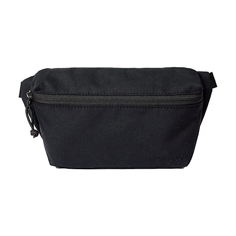 Schwarze Gürteltasche aus Stoff mit Reißverschluss vor neutralem Hintergrund.