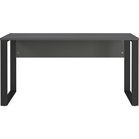 Een grijze bureau met zwarte metalen poten. Het tafelblad is rechthoekig. Onder het tafelblad bevindt zich een grijs paneel.