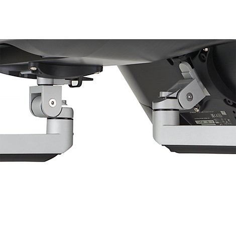 Nahaufnahme eines Monitor-Halters aus Metall. Helle Metallarme verbinden den Monitor mit einer Halterung.