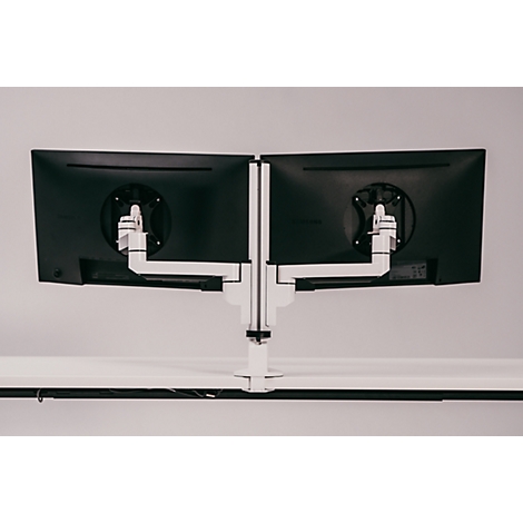 Rückseite von zwei schwarzen Monitoren mit weißem Monitorarm auf einem weißen Schreibtisch.